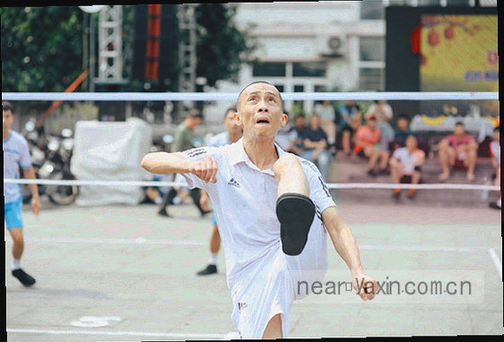 条目末尾等宽数字时间戳的放大截取，右上角带一条点线分隔